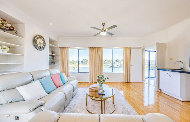 StayAU 6BR Deluxe Lakeview Point Cook - Photo 42