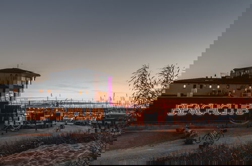 Photo 16 - Modern Chalet With Microwave, Beach Within Walking Distance