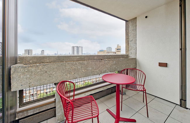 Deluxe One-bedroom Apartment in Poplar - Photo 2