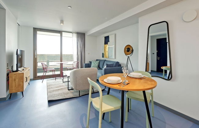Deluxe One-bedroom Apartment in Poplar - Photo 5