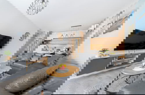 Foto 1 - Apartment With Parking by Renters