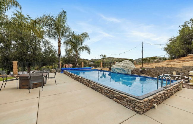 Breathtaking Meadows by Avantstay Temecula Group Retreat Pool, Pickleball, Firepit, Hot Tub - Photo 34
