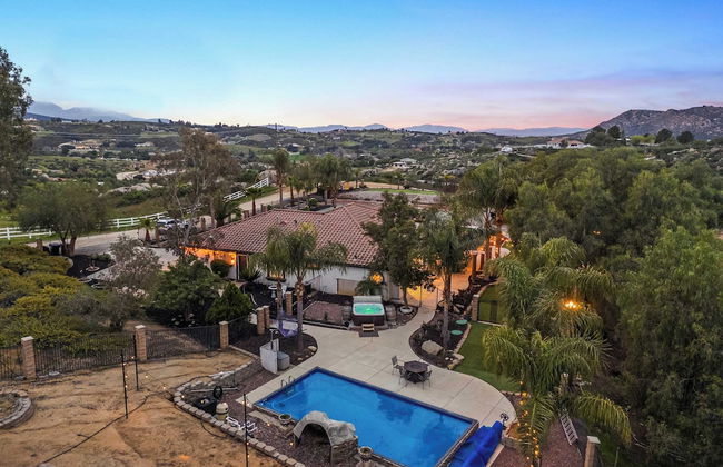 Breathtaking Meadows by Avantstay Temecula Group Retreat Pool, Pickleball, Firepit, Hot Tub - Photo 46