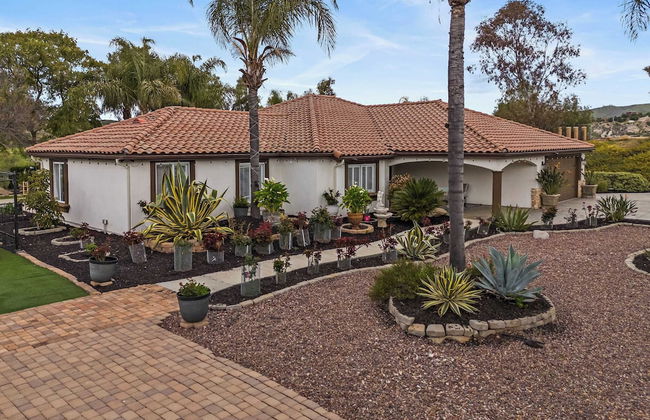 Breathtaking Meadows by Avantstay Temecula Group Retreat Pool, Pickleball, Firepit, Hot Tub - Photo 43