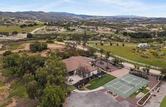 Breathtaking Meadows by Avantstay Temecula Group Retreat Pool, Pickleball, Firepit, Hot Tub - Photo 49