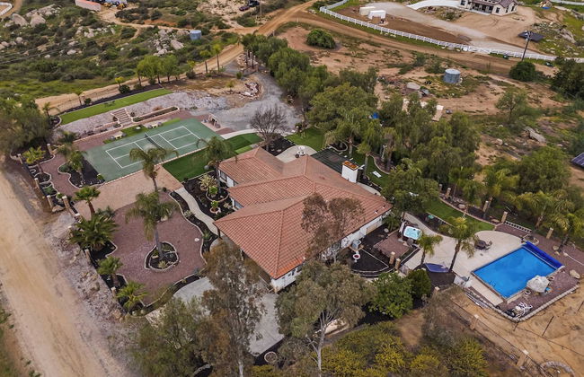 Breathtaking Meadows by Avantstay Temecula Group Retreat Pool, Pickleball, Firepit, Hot Tub - Photo 7