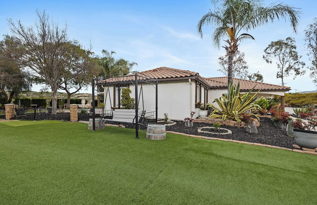 Breathtaking Meadows by Avantstay Temecula Group Retreat Pool, Pickleball, Firepit, Hot Tub - Photo 39