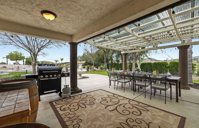 Breathtaking Meadows by Avantstay Temecula Group Retreat Pool, Pickleball, Firepit, Hot Tub - Photo 8