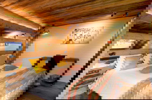 Foto 3 - Lush Chalet With hot tub and Sauna
