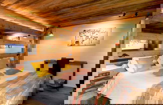 Foto 3 - Lush Chalet With hot tub and Sauna