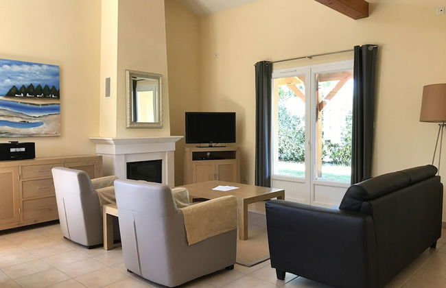 Spacious Villa With Garden and Pool - Photo 11