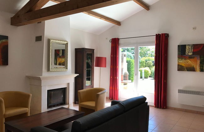 Spacious Villa With Garden and Pool - Photo 9