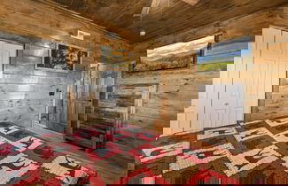 Foto 2 - Cabin w/ Hot Tub & Game Room in the Smokys!