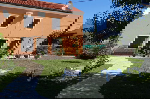 Foto 1 - Adorable Home With Garden and Outdoor Kitchen