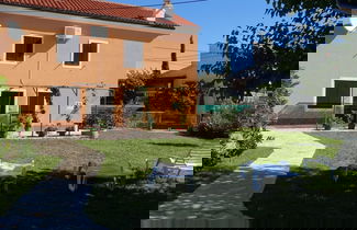 Foto 1 - Adorable Home With Garden and Outdoor Kitchen