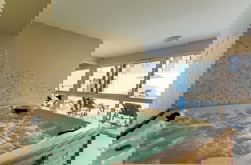 Foto 9 - Spacious Apartment With Heated Pool