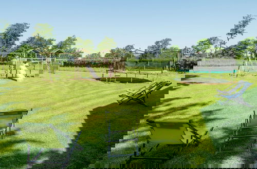 Foto 21 - Luxury Holiday Home With Private Garden