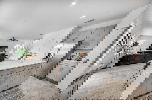 Foto 17 - Luxury Home w Heated Pool, Gym, Playground & More!