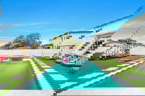 Foto 1 - Luxury Home w Heated Pool, Gym, Playground & More!