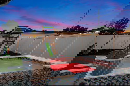 Foto 31 - Luxury Home w Heated Pool, Gym, Playground & More!