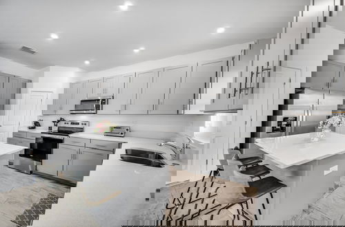 Foto 15 - Luxury Home w Heated Pool, Gym, Playground & More!