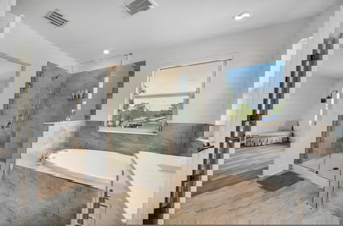 Foto 26 - Luxury Home w Heated Pool, Gym, Playground & More!