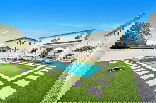 Foto 37 - Luxury Home w Heated Pool, Gym, Playground & More!