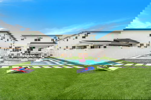 Foto 41 - Luxury Home w Heated Pool, Gym, Playground & More!
