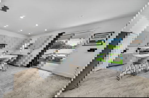 Foto 19 - Luxury Home w Heated Pool, Gym, Playground & More!