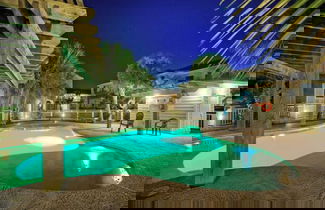 Foto 3 - Pool, Walk to Old Town + Eateries, Nightlife, Shopping Rock N Reelby Avantstay