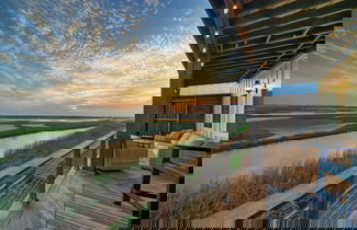 Foto 1 - Waterfront View of Nature Preserve + Birdwatching Sunset Hideaway by Avantstay