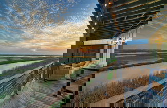 Foto 1 - Waterfront View of Nature Preserve + Birdwatching Sunset Hideaway by Avantstay