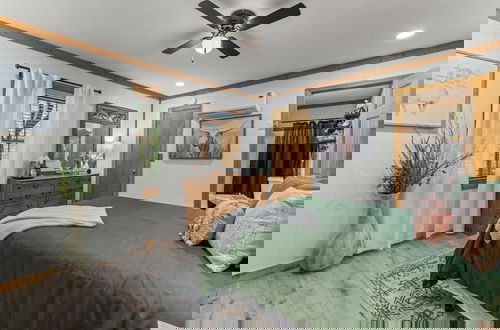 Foto 8 - Stylish Cabin w/ Hot Tub, Games & More!