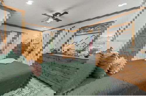 Foto 3 - Stylish Cabin w/ Hot Tub, Games & More!