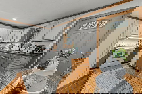 Foto 11 - Stylish Cabin w/ Hot Tub, Games & More!