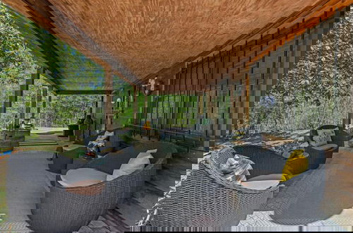 Foto 26 - Stylish Cabin w/ Hot Tub, Games & More!