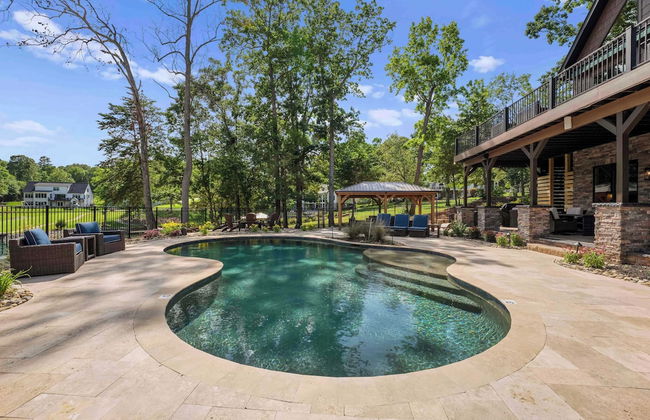 Black Bear Lodge by Avantstay Lakefront, Dock, Pool, Theater Sleeps 20+ - Photo 10