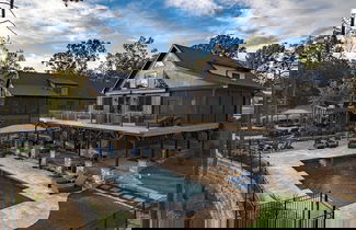 Foto 3 - The Lodges Avantstay Lakefront, Sleeps 66 Pools, Docks, Theaters, Views