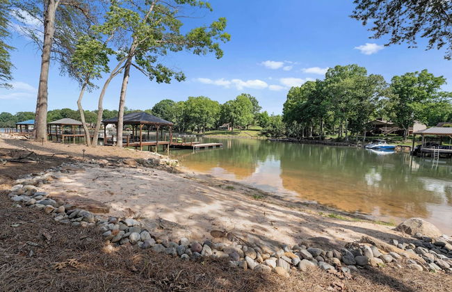 Black Bear Lodge by Avantstay Lakefront, Dock, Pool, Theater Sleeps 20+ - Photo 15