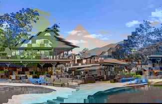 Foto 3 - Black Bear & Blue Heron by Avantstay 2 Lakefront Homes, Sleeps 43 Pool, Dock, Theater
