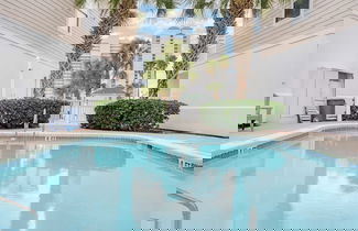 Foto 3 - Tidal Charm by Avantstay Walk to Beach, Community Pool, Balcony, Ocean Views