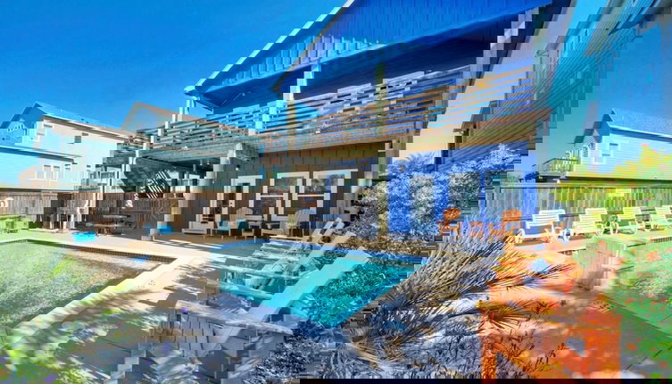 Foto 1 - Sapphire Breeze by Avantstay Pool, Walk to Beach