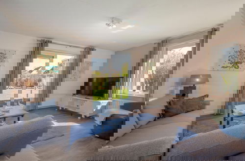 Foto 5 - Restyled Villa With Dishwasher, Near the Beach