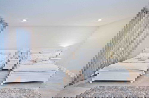 Foto 4 - Storey Lake 7 Bedroom With Extra Large Bedrooms! 7 Home by RedAwning