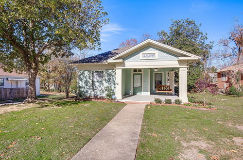 Photo 21 - Vibrant Tyler Apartment: 2 Mi to Tyler Rose Garden