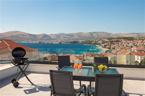 Foto 16 - Luxury Apartment Dreams in Okrug With Swimming Pool, sea View, Wifi, Parking