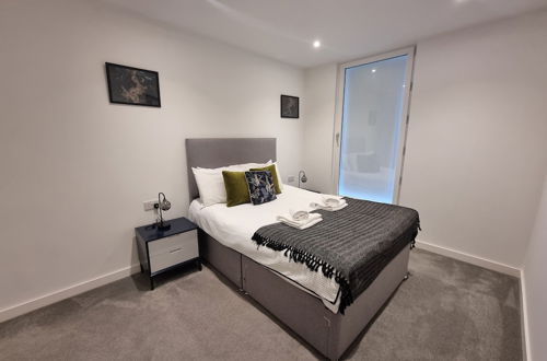 Photo 5 - Trafford Suite Modern 1 bed With Cinema Room