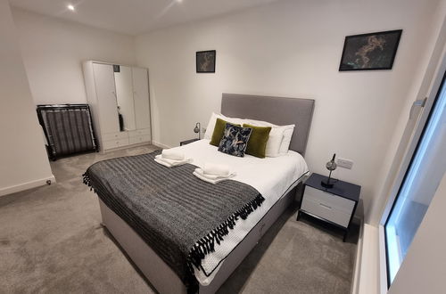 Photo 4 - Trafford Suite Modern 1 bed With Cinema Room