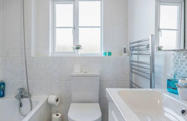 Captivating 2-bed Apartment in Grays - Foto 16