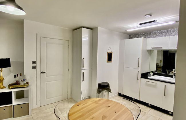 Captivating 1-bed Apartment Greater London - Foto 17